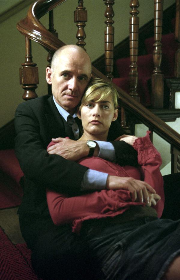 Bild 1 von 8: Judith (Gesine Cukrowski) wartet vor der Wohnung bereits auf Robert (Ulrich Mühe).