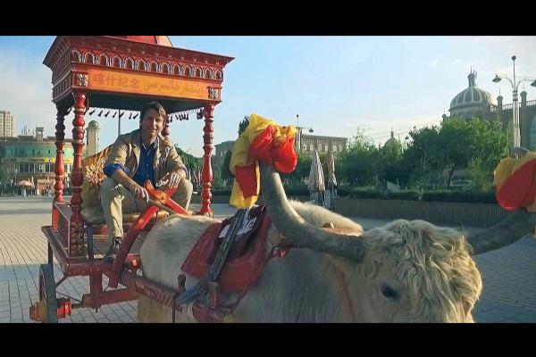 Bild 1 von 4: Alfred de Montesquiou lässt sich von einem Yak durch die Oasenstadt Kaxgar fahren.