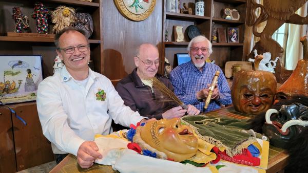 Bild 1 von 11: Zunftmeister Robert Dellinger (links) von der Lindauer Narrenzunft erklärt traditionelle Holzmasken.