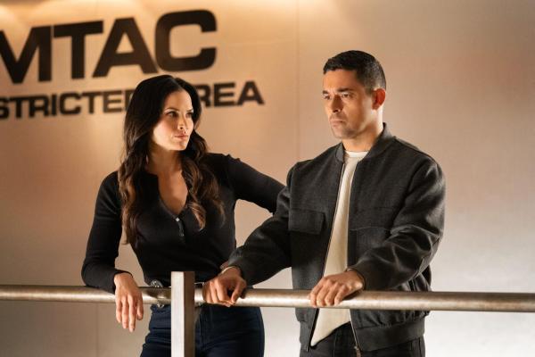 Bild 1 von 15: Jessica Knight (Katrina Law, l.); Nick Torres (Wilmer Valderrama, r.)