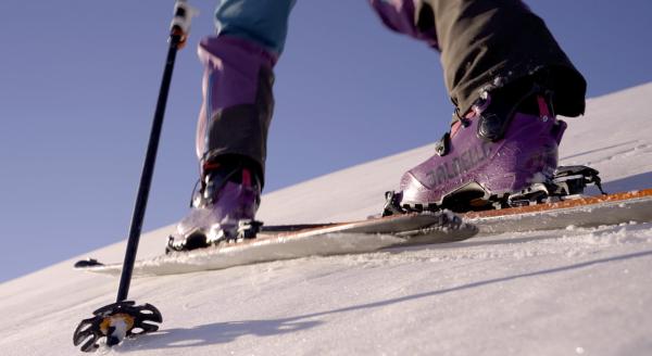 Bild 1 von 1: Glitzerschnee, wilde Natur,  atemberaubende Gipfeln und verführerischen Abfahrten im unberührten Tiefschnee, Wandern mit Fellen und die Faszination von Berg und endloser Weite. Der \