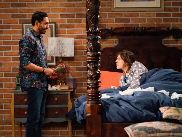 Bild 1 von 12: Oscar (Christopher Rivas, l.); Kat (Mayim Bialik, r.)