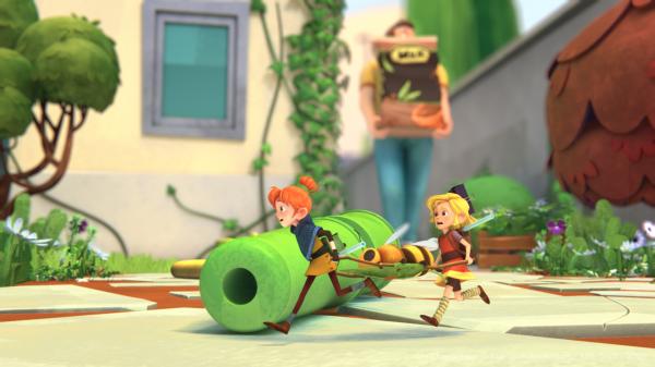 Bild 1 von 3: Arrietty und Yuna bringen die Biene vor dem herannahenden Jeremy in Sicherheit.© SWR/Blue Spirit Productions - Honorarfreie Verwendung gemäß AGB im engen inhaltlichen redaktionellen Zusammenhang mit genannter Sendung bei Nennung \