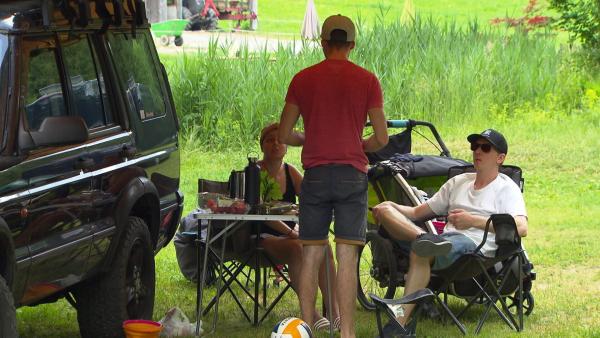 Bild 1 von 15: Die Übernachtungszahlen auf Campingplätzen gehen seit der Corona-Pandemie in Vorarlberg durch die Decke. Um im Sommer auf einem der 36 Campingplätze einen Platz zu finden, muss bereits im Winter gebucht werden. Die Urlauberinnen und Urlauber bringen rund 40 Millionen Euro ins Land. Zelt war gestern, das Leben auf dem Campingplatz wird immer luxuriöser. Beim Alpen-Campingplatz in Nenzing spricht man von \