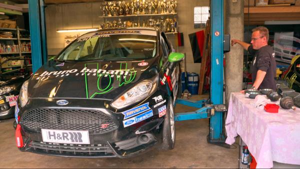 Bild 1 von 3: Auf der Hebebühne wird der Ford auf Herz und Nieren geprüft.