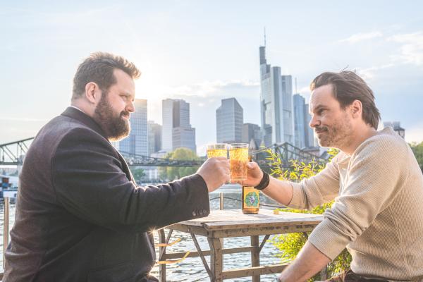Bild 1 von 10: Benni Hornberg (Antoine Monot, Jr., l.) und Leo Oswald (Wanja Mues, r.) unterhalten sich über ihre Ahnen und darüber, wie froh sie sind, dass sie einander haben.