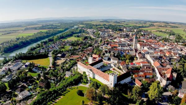 Bild 1 von 12: Im Bild: Die Enns fließt bei der gleichnamigen Stadt in die Donau.