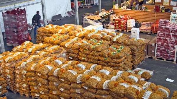 Bild 1 von 2: Tonnenweise wird das Obst und Gemüse aus dem Lager des Hamburger Großmarktes in die Supermärkte der Bundesrepublik verfrachtet.
