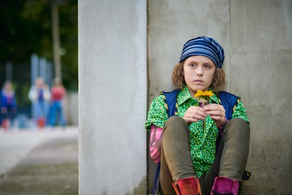Bild 1 von 6: Joyce (Matilda Willigalla) hat Geburtstag und hofft scheinbar vergebens auf eine Überraschung.© mdr/Saxonia Media/Adrian Groß - Honorarfreie Verwendung gemäß AGB im redaktionellen Zusammenhang mit genannter Sendung bei Nennung \