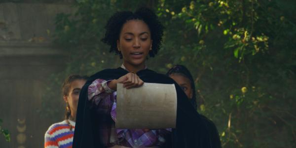 Bild 1 von 3: Um sich auf die Einführung in den Hexenzirkel vorzubereiten übt Cece (Hailey Romain, M.) einen Wasserzauber. Auch Simone (Margherita Barbieri, l.) und Lola (Gomolemo Kitso Tsagae, r.) hoffen, dass der Zauber klappt.© ZDF/2023 Cottonwood Media/ZDF Studios/ Opéra National de Paris - Honorarfreie Verwendung gemäß AGB im engen inhaltlichen redaktionellen Zusammenhang mit genannter Sendung bei Nennung \