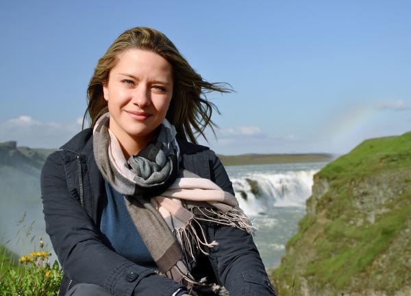 Bild 1 von 1: Moderatorin Wasiliki Goutziomitros in Island
