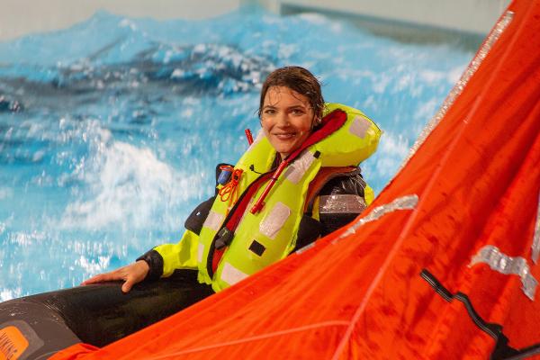 Bild 1 von 3: Training für den Ernstfall auf See: Moderatorin Lena Ganschow im Einsatz.