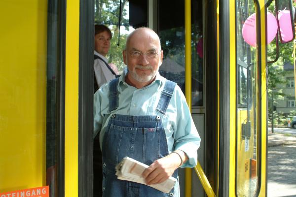 Bild 1 von 4: Die Straßenbahn fährt nicht mehr durch den Elchwinkel. Mal sehen, ob Peter (Peter Lustig) das noch ändern kann.