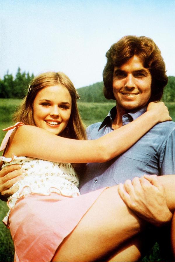 Bild 1 von 5: Im Bild: Ute Kittelberger (Monika), Chris Roberts (Walter).