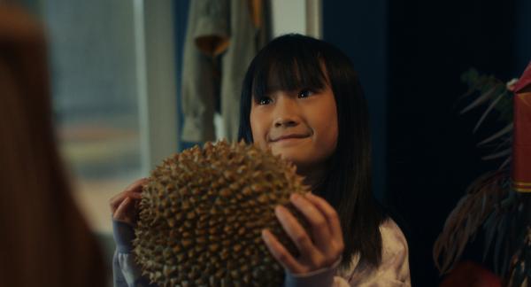 Bild 1 von 34: Ngá»c Nhi Hà Tráº§n als Linh mit einer Stinkfrucht.