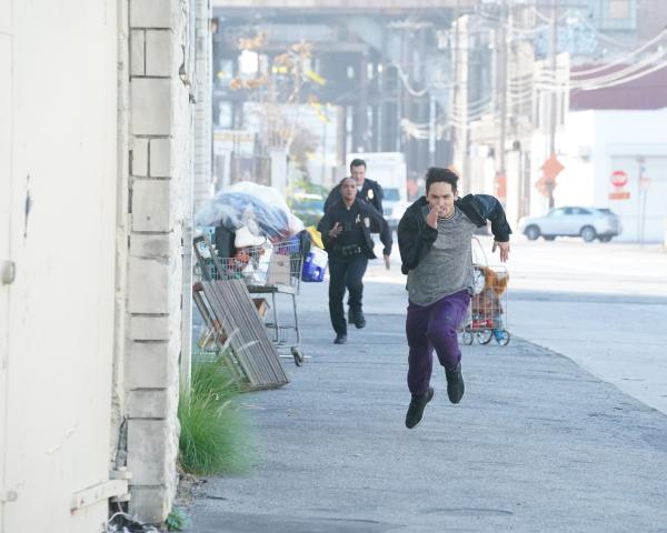 Bild 1 von 2: John Nolan (Nathan Fillion) und Lucy Chen (Melissa O´Neil) verfolgen den Tatverdächtigen Cheetah (Chris Cortez).