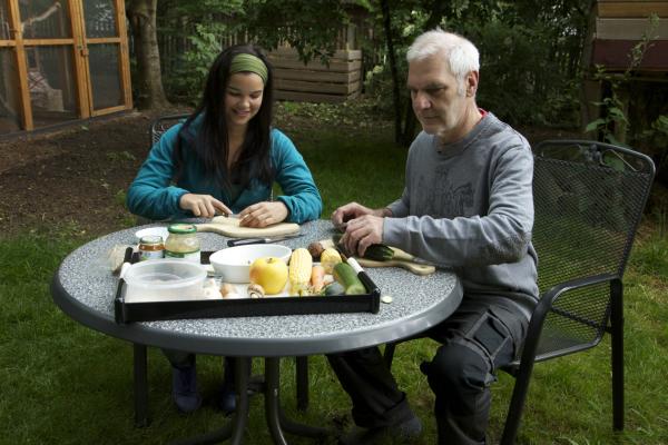 Bild 1 von 8: Anna und Lothar machen Frühstück für die Eichhörnchen: Nüsse und Gemüse.