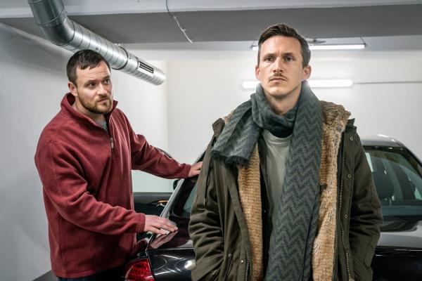 Bild 1 von 6: Moritz Brenner (Johannes Hendrik Langer, r.) versperrt dem Securitymann Renè Makowski (Lorris André Blaszejewski, l.) den Weg, als er aus der Tiefgarage mit seinem Auto wegfahren will. Moritz will von ihm wissen, wie sein Verhältnis zu der Toten war.