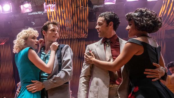 Bild 1 von 7: Paloma Garcia-Lee as Graziella, Mike Faist as Riff, David Alvarez as Bernardo, and Ariana DeBose as Anita in 20th Century Studios' WEST SIDE STORY. Photo by Niko Tavernise.