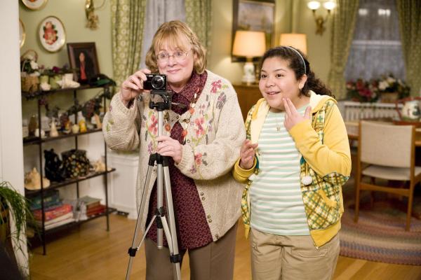 Bild 1 von 18: Im Bild: Shirley Knight (Mom), Raini Rodriguez (Maya Blart).