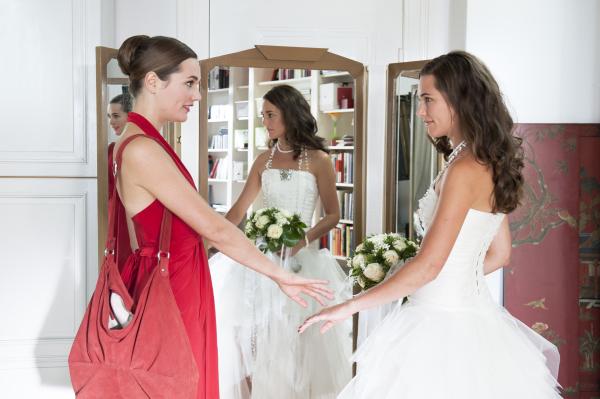 Bild 1 von 10: Um kurz vor ihrer Hochzeit noch eine letzte Aussprache mit ihrem Ex-Freund in Paris führen zu können, bittet Sophie (Alissa Jung, l.) ihre lang verschollene Zwillingsschwester Sina (Alissa Jung; r.) für 24 Stunden ihre Rolle zu übernehmen. Mit weitreichenden Folgen ...