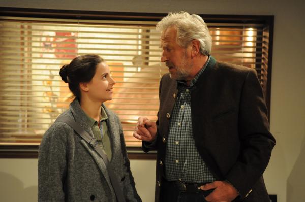 Bild 1 von 7: Martin versteht nicht, wie Charlie ihre langweiligen Ferien gut finden kann. Von links: Charlie Keller (Marie-Claire Schuller) und Martin Kirchleitner (Hermann Giefer).