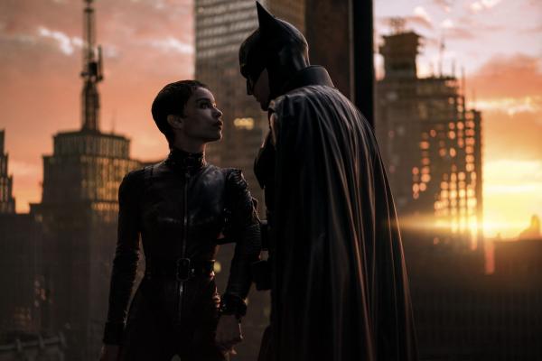 Bild 1 von 8: Selina Kyle (Zoë Kravitz, l.); Batman (Robert Pattinson, r.)