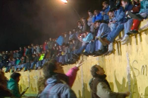 Bild 1 von 2: Tausende Menschen aus Ost und West feierten am 9. November 1989 den Fall der Mauer.