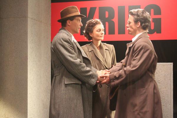 Bild 1 von 3: Hannah Arendt (Elsa Hanewinkel) bei der Emigration mit ihrem Mann (Folkert Milster, links) und Walter Benjamin (Jochen Strodthoff).