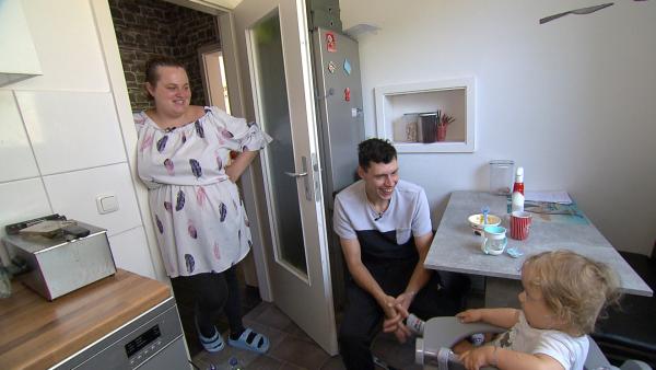 Bild 1 von 2: Malena (27) genießt die harmonischen Stunden mit ihrem Mann Jerome (31) und ihrem kleinen Finn-Alessio (2)