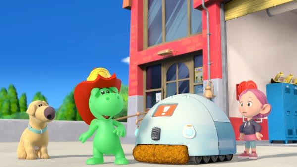 Bild 1 von 5: Was der Roboter wohl Grisu, Stella und dem Hund Dinki sagen möchte?