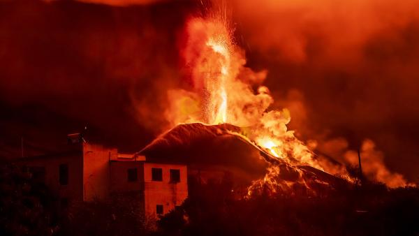 Bild 1 von 2: In einer Tiefe von 6000 Kilometern unter der Erde herrschen Temperaturen von bis zu 5000 Grad Celsius, fast so heiß wie auf der Oberfläche der Sonne.