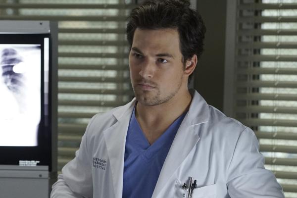 Bild 1 von 34: Nimmt sich einer verwirrten Frau an, die plötzlich zusammenbricht: Andrew (Giacomo Gianniotti) ...