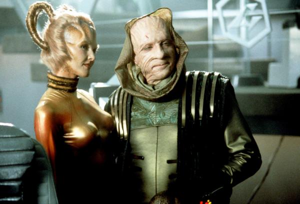 Bild 1 von 6: Ahdar Ru'afo  (F. Murray Abraham, r.), der Anführer der Son'a, will heimlich die Bewohner von Ba'ku umsiedeln, um die besonderen Eigenarten des Planeten nutzen zu können.