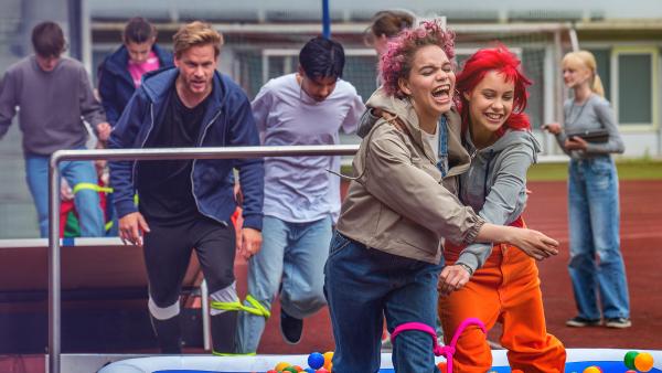 Bild 1 von 3: Ava (Mik Stieber, links) und Elly (Nelly Borodina, rechts) bei den Einstein Games© MDR/Thomas Dietze - Honorarfreie Verwendung gemäß AGB im redaktionellen Zusammenhang mit genannter Sendung bei Nennung \