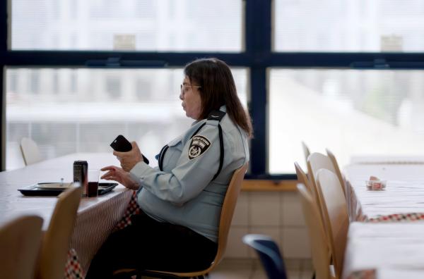 Bild 1 von 7: Efrat Tilma erlebt als erste ehrenamtliche Transmitarbeiterin bei der israelischen Polizei oft Ausgrenzung und Diskriminierung.