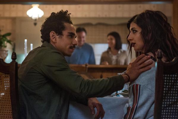 Bild 1 von 5: Pablo Simon Bolivar (Ray Santiago, l.); Kelly Maxwell (Dana DeLorenzo, r.)