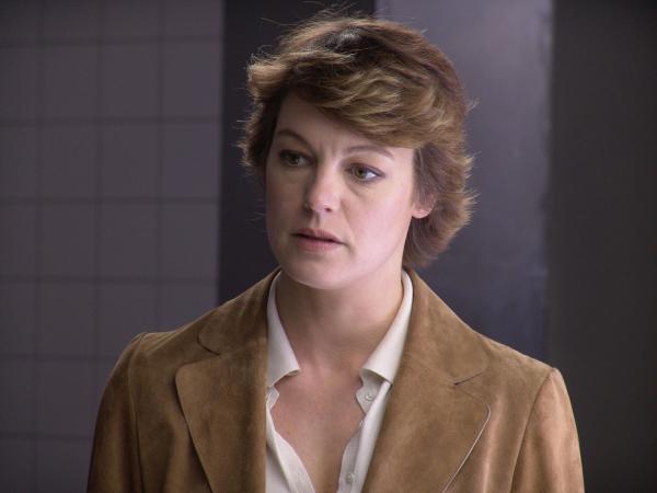 Bild 1 von 19: Gleich ihr erster Fall ist für die junge Kommissarin Johanna König (Elke Winkens) eine harte Aufgabe: Als Neue im Team muss sie sich das Vertrauen ihrer Mitarbeiter erst erkämpfen - und dann trifft sie auch noch auf Leo, eine frühere Schulfreundin ...