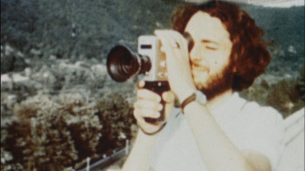 Bild 1 von 2: Humorvoll und ein wenig nostalgisch blickt die Dokumentation auf Reise und Verkehr in der Vergangenheit. Wo ist die Super-8-Kamera geblieben?