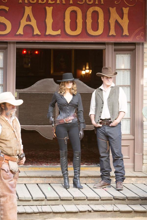 Bild 1 von 104: In einem Wild-West-Resort wurde eine junge Frau vergiftet. Castle (Nathan Fillion, r.) und Beckett (Stana Katic, M.) machen sich auf den Weg dorthin, um den Täter zu fassen ...