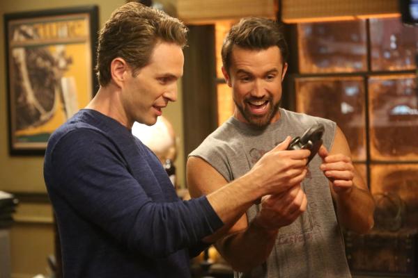 Bild 1 von 8: Dennis Reynolds (Glenn Howerton, l.); Mac (Rob McElhenney, r.)