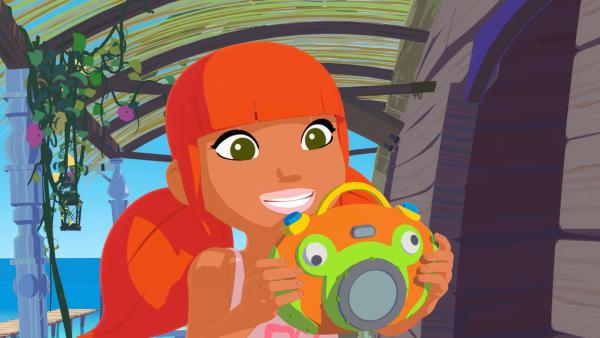 Bild 1 von 4: Marina bringt Yann ihre Unterwasserkamera. Damit kann er unter Wasser die Mantarochen filmen und herausfinden, wieso eines der Tiere verwundet wurde.