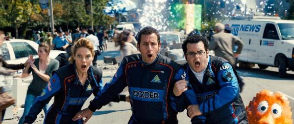 Bild 1 von 17: Im Bild: Michelle Monaghan (Lt. Col. Violet Van Patten), Adam Sandler (Sam Brenner), Josh Gad (Ludlow Lamonsoff).