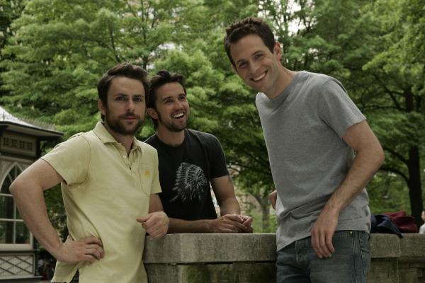 Bild 1 von 9: (2. Staffel) - Gute Freunde: Dennis (Glenn Howerton, r.), Charlie (Charlie Day, .) und Mac (Rob McElhenney, M.)