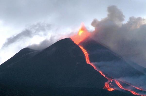 Bild 1 von 4: Der Vulkan Ätna, zwischen Catania und Messina auf der italienischen Insel Sizilien gelegen, ist Europas größter und aktivster Vulkan. Seine Eruptionen werden immer wieder von Lavaströmen begleitet.
