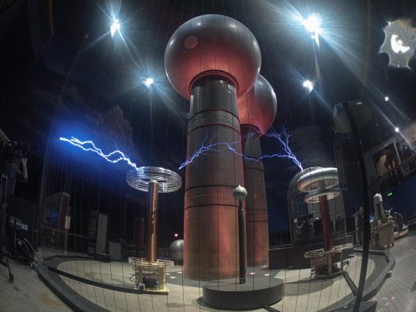 Bild 1 von 3: Tesla-Spirale erzeugt künstliche Gewitter.