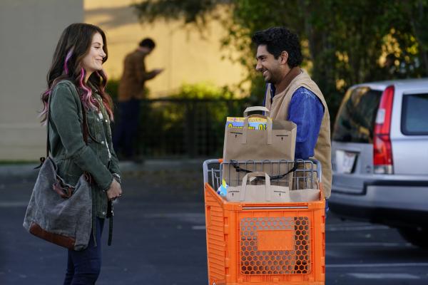 Bild 1 von 16: Lizzie (Elizabeth Alderfer, l.); Al (Adhir Kalyan, r.)