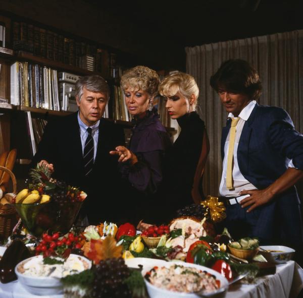Bild 1 von 5: Bei so einem tollen Buffet fällt Werner (Peter Weck, l.), Bille (Maria Sebaldt, 2. v. l.), Inge (Angela Van Moll, 2. v. r.) und Wolfgang (Herbert Herrmann, r.) die Auswahl schwer.