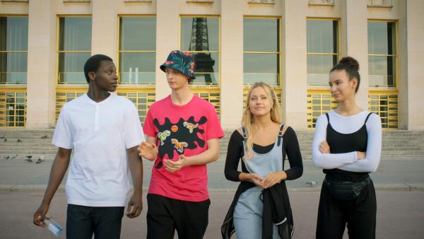 Bild 1 von 4: (V.li.:) Isaac (Terique Jarrett), Jeff (Castle Rock Peters), Lena (Jessica Lord) und Ines (Eubha Akilade) machen einen Spaziergang durch Paris. Am Tag vor ihrer Ballettprüfung sollen sie einen tanzfreien Tag genießen.