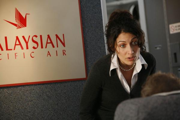 Bild 1 von 16: Zusammen mit Dr. House fliegt Dr. Lisa Cuddy (Lisa Edelstein) nach Singapur. House sorgt für allerlei Chaos in der Maschine, was Cuddy zur Weißglut bringt ...